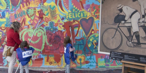 Boa Mistura pinta un gran mural a l’entrada de l’Hospital Maternoinfantil Vall d’Hebron, amb la col·laboració del museu i DKV