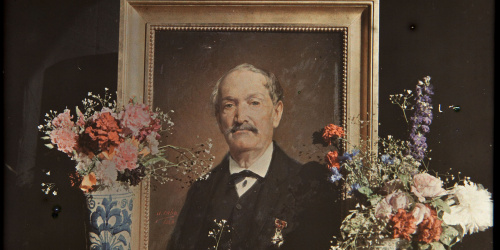 image for: Francesc Carrera Bou - Natura morta amb el retrat del pare de l'artista, per Antoni Caba - Cap a 1922-1926