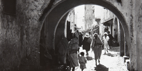Claudi Carbonell - Tetuan. Contraluz de la calle de Fez - Cap a 1930 image for: Claudi Carbonell - Tetuan. Contraluz de la calle de Fez - Cap a 1930