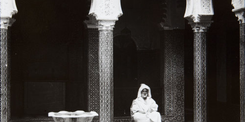 Claudi Carbonell - Tetuan. Patio con fuente y moro - Cap a 1930 image for: Claudi Carbonell - Tetuan. Patio con fuente y moro - Cap a 1930