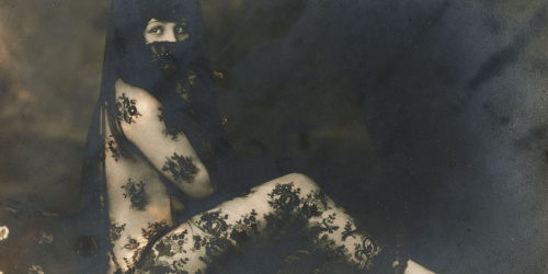 image for: Josep Masana - Sense títol [Maja asseguda amb mantellina] - Entre 1920-1940
