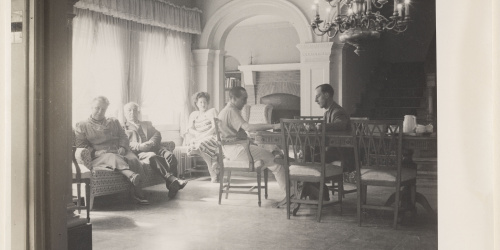 image for: Otho Lloyd - Interior d'una casa amb homes jugant a escacs - Cap a 1944-1950