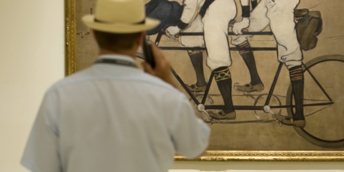 Públic davant l&#039;obra Tàndem de Ramon Casas al Museu Nacional d&#039;Art de Catalunya.