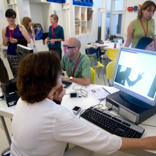 Cursos de formació i assessorament a professorat 
