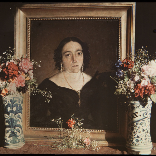 image for: Francesc Carrera Bou - Natura morta amb el retrat de la mare de l'artista, per Antoni Caba - Cap a 1922-1926