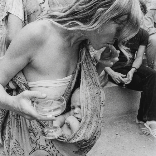 image for: Oriol Maspons - Hippy convidada a una festa al carrer (Eivissa) - Cap a 1976 (tiratge posterior)