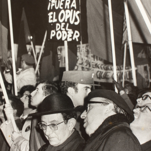 image for: Oriol Maspons - Manifestació fatxa davant del Govern militar de Barcelona - 1970