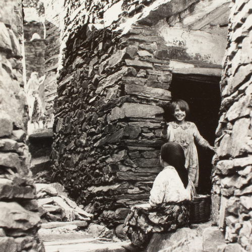 image for: Oriol Maspons - Fotografia per al llibre «Caminando por Las Hurdes», d&#039;Antonio Ferres i Armando López Salinas - 1960