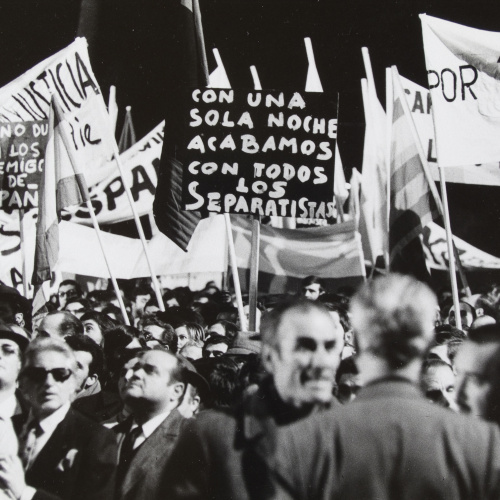 image for: Oriol Maspons - Manifestació fatxa davant del Govern militar de Barcelona - 1970