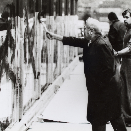 image for: Oriol Maspons - Joan Miró pintant els vidres del Col·legi d&#039;Arquitectes de Catalunya i Balears (Barcelona) - 1969