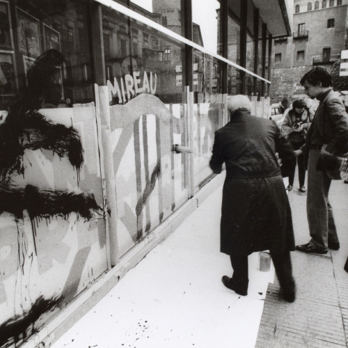 image for: Oriol Maspons - Joan Miró pintant els vidres del Col·legi d&#039;Arquitectes de Catalunya i Balears (Barcelona) - 1969
