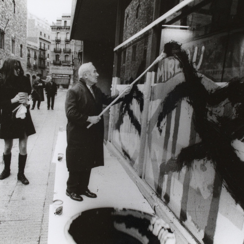 image for: Oriol Maspons - Joan Miró pintant els vidres del Col·legi d&#039;Arquitectes de Catalunya i Balears (Barcelona) - 1969