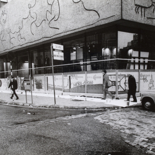 image for: Oriol Maspons - Joan Miró pintant els vidres del Col·legi d&#039;Arquitectes de Catalunya i Balears (Barcelona) - 1969