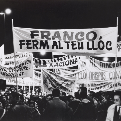 image for: Oriol Maspons - Manifestació fatxa davant del Govern Militar de Barcelona - 1970