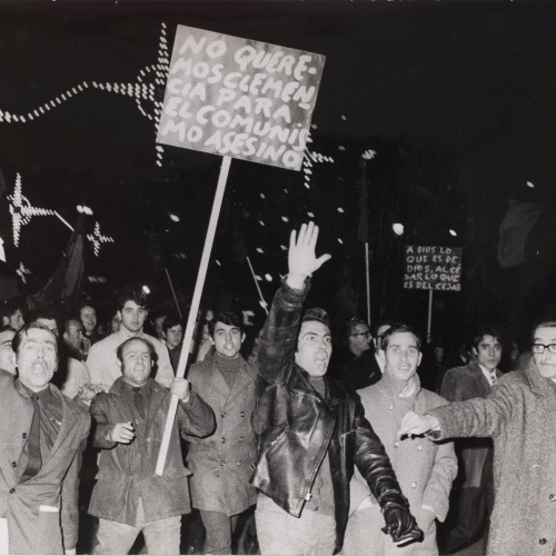 image for: Oriol Maspons - Manifestació fatxa davant del Govern Militar de Barcelona - 1970