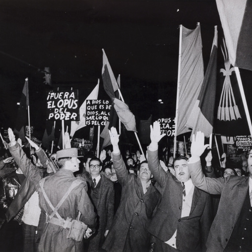 image for: Oriol Maspons - Manifestació fatxa davant el Govern militar de Barcelona - 1970