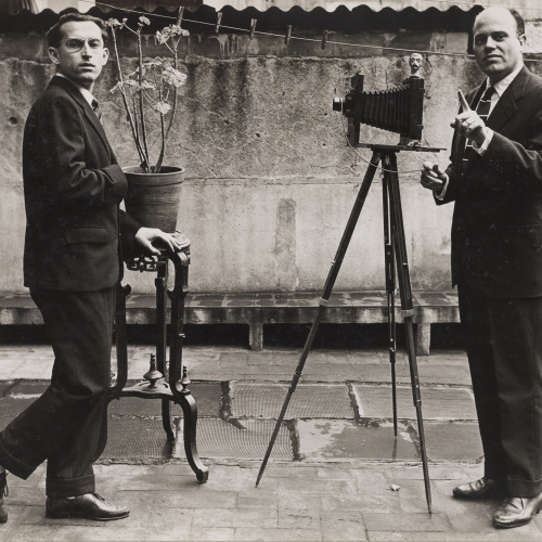 image for: Oriol Maspons - Oriol Maspons i Julio Ubiña en un terrat (Nadala) - Cap a 1965