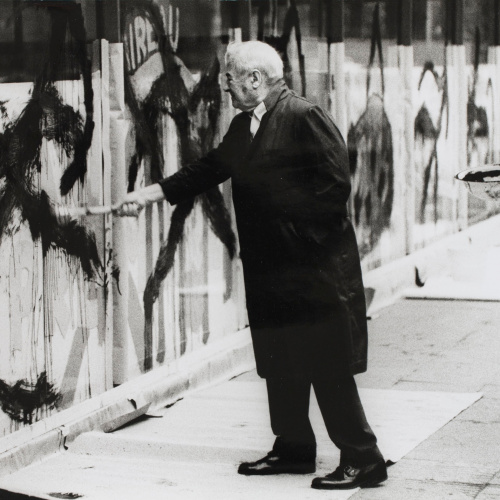 image for: Oriol Maspons - Joan Miró pintant els vidres del Col·legi d&#039;Arquitectes de Catalunya i Balears (Barcelona) - 1969