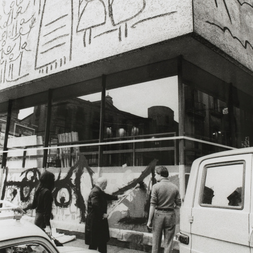 image for: Oriol Maspons - Joan Miró pintant els vidres del Col·legi d&#039;Arquitectes de Catalunya i Balears (Barcelona) - 1969