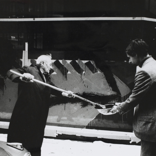 image for: Oriol Maspons - Joan Miró pintant els vidres del Col·legi d&#039;Arquitectes de Catalunya i Balears (Barcelona) - 1969