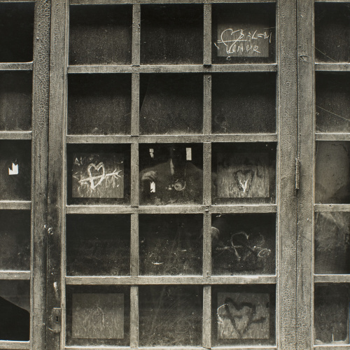 image for: Oriol Maspons - Porta amb grafit i autoretrat - Cap a 1957
