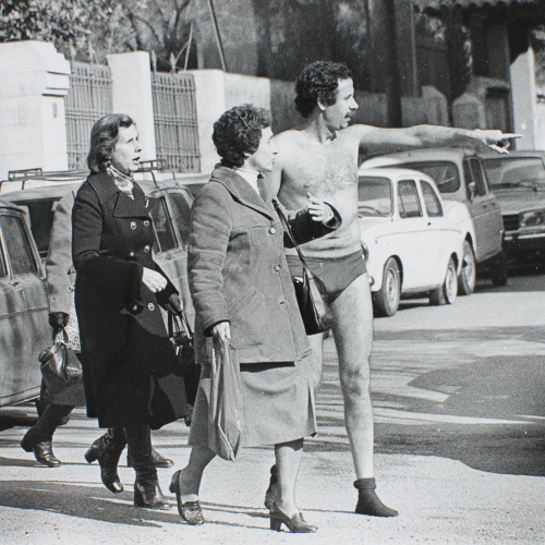 image for: Oriol Maspons - Luis Cantero demanant roba - 1981