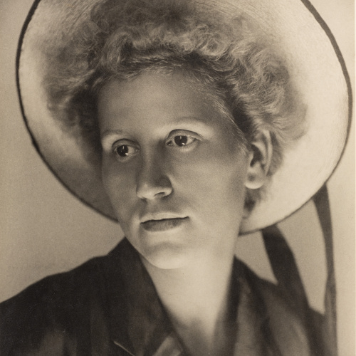 image for: Otho Lloyd - Retrat de noia - Cap a 1945