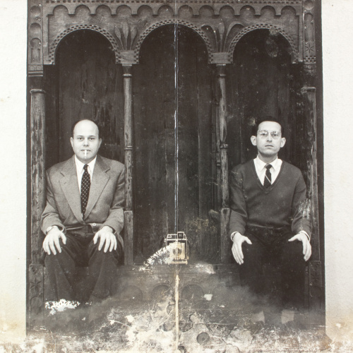 image for: Oriol Maspons - Julio Ubiña i Oriol Maspons asseguts al banc de Taüll del Museu d&#039;Art de Catalunya, Barcelona (Nadala) - 1957