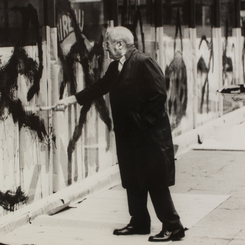 image for: Oriol Maspons - Joan Miró pintant els vidres del Col·legi d&#039;Arquitectes de Catalunya i Balears (Barcelona) - 1969