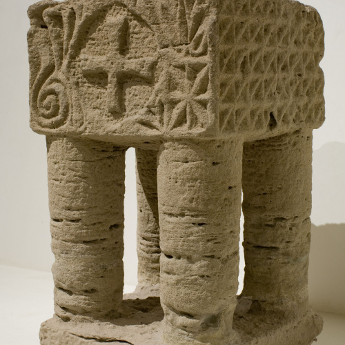 image for: Anònim - Suport d&#039;altar (reutilitzat com a pica beneitera) - Primera meitat del segle XIII