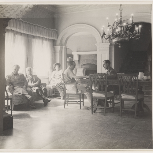image for: Otho Lloyd - Interior d&#039;una casa amb homes jugant a escacs - Cap a 1944-1950