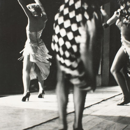 image for: Oriol Maspons - Dones ballant (París) - Cap a 1956