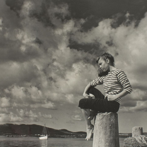 image for: Oriol Maspons - Noia a la platja - Cap a 1954