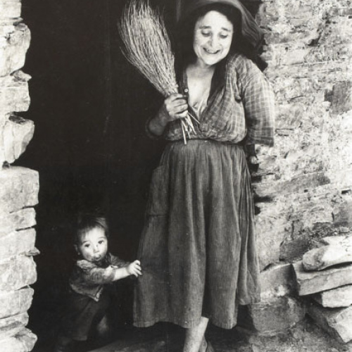 image for: Oriol Maspons - Femme de Las Hurdes. Fotografia per al llibre «Caminando por Las Hurdes», d&#039;Antonio Ferres i Armando López Salinas - 1960