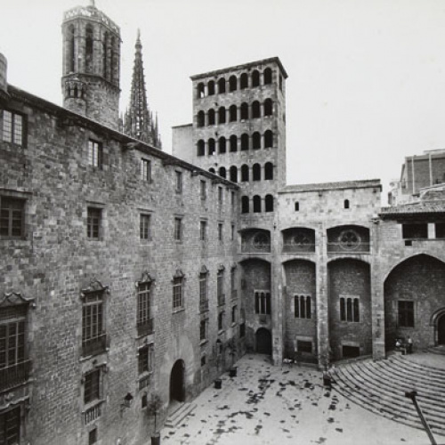 image for: Oriol Maspons - Sense títol [Plaça del Rei, Barcelona] - Cap a 1971