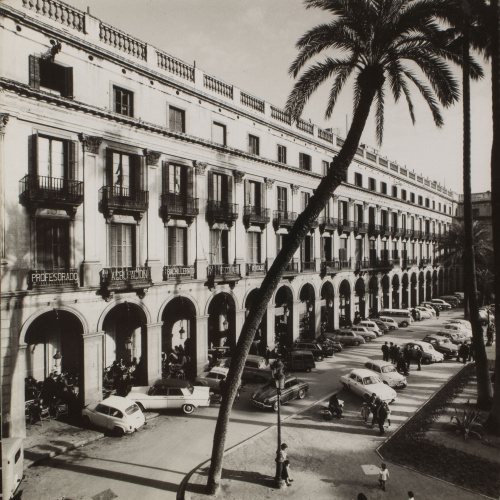 image for: Oriol Maspons - Sense títol (La Plaça Reial, Barcelona. Fotografia per al llibre «Això també és Barcelona», de Josep Mª Espinàs) - Cap a 1965
