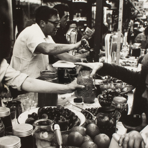 image for: Oriol Maspons - Sense títol (Fotografia per al llibre «Això també és Barcelona», de Josep Mª Espinàs) - Cap a 1965
