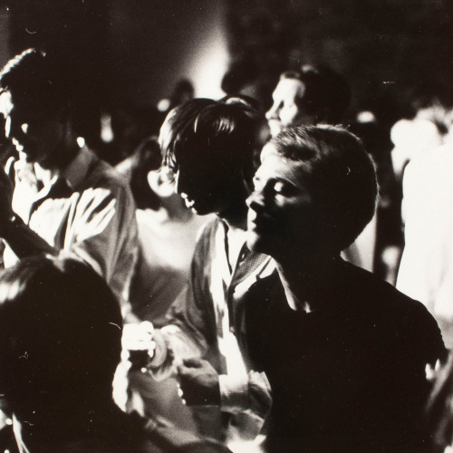 image for: Oriol Maspons - Sense títol (Discoteca Tiffany&#039;s, foto fixa per a la pel·lícula «Lejos de los árboles», Platja d&#039;Aro) - Cap a 1970
