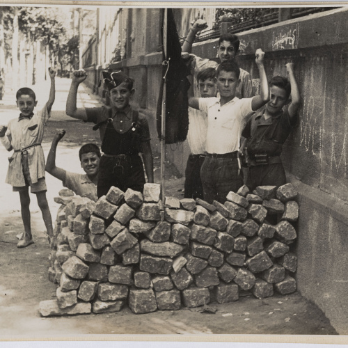image for: Antoni Campañà - Barrica infantil darrere de la Universitat [Barcelona] - 1936-1937