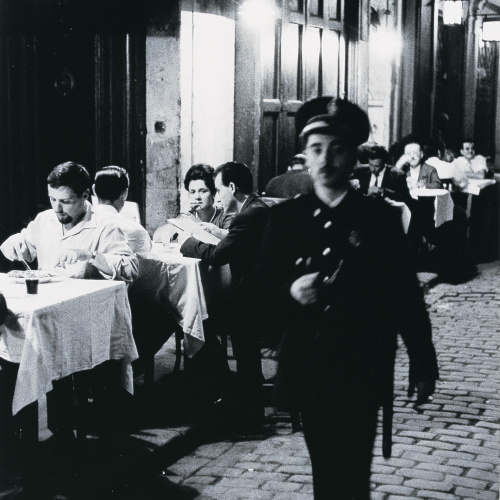 image for: Xavier Miserachs - Vigilant  nocturn  davant Los Caracoles - Barcelona, 1962