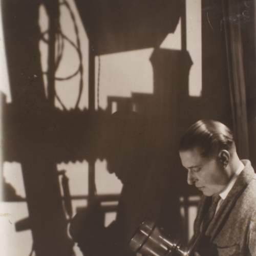 image for: Josep Masana - Autoretrat a l&#039;estudi fotogràfic - Cap a 1929