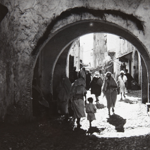 image for: Claudi Carbonell - Tetuan. Contraluz de la calle de Fez - Cap a 1930