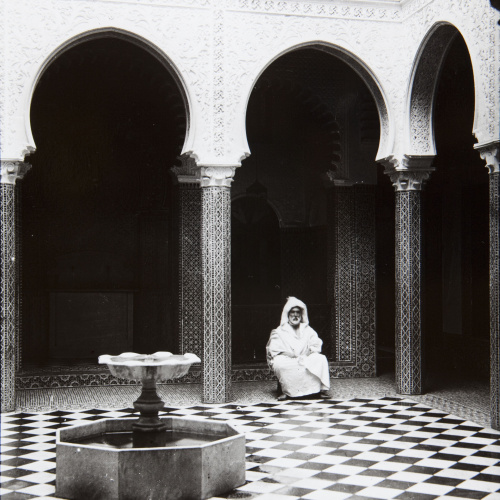image for: Claudi Carbonell - Tetuan. Patio con fuente y moro - Cap a 1930