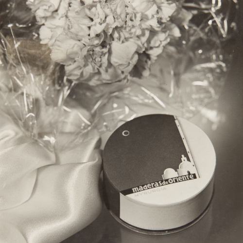 image for: Josep Sala Campàs - Fotografia publicitària per a Myrurgia. Pólvores «Maderas de Oriente» - No datat