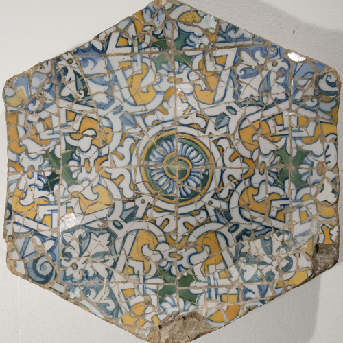 image for: Antoni Gaudí - Peça de trencadís per al Parc Güell - Cap a 1903