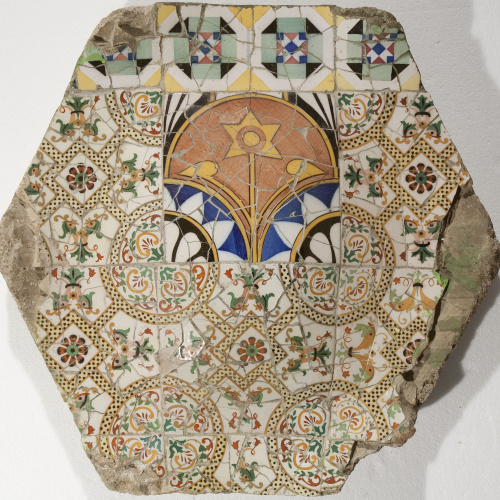image for: Antoni Gaudí - Peça de trencadís per al Parc Güell - Cap a 1903