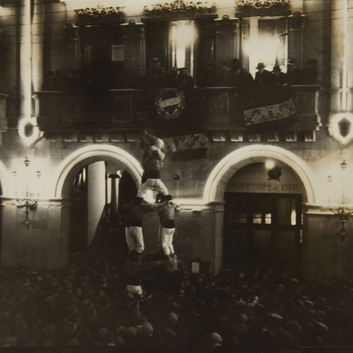 image for: Pere Català Pic - Sortida de Completes. Per primera vegada l&#039;objectiu fotogràfic ha pogut impressionar de nit tan bell espectacle - 1931