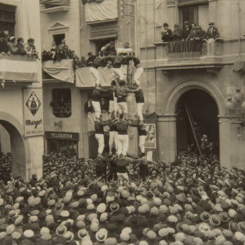 image for: Pere Català Pic - ...i els castellers s&#039;enfilen estimulats per un noble desig de superació en mig d&#039;una multitud nerviosa... - 1931
