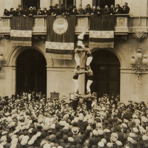 image for: Pere Català Pic - ...i els castellers s&#039;enfilen estimulats per un noble desig de superació en mig d&#039;una multitud nerviosa... - 1931