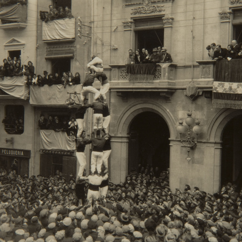image for: Pere Català Pic - ...i els castellers s&#039;enfilen estimulats per un noble desig de superació en mig d&#039;una multitud nerviosa... - 1931